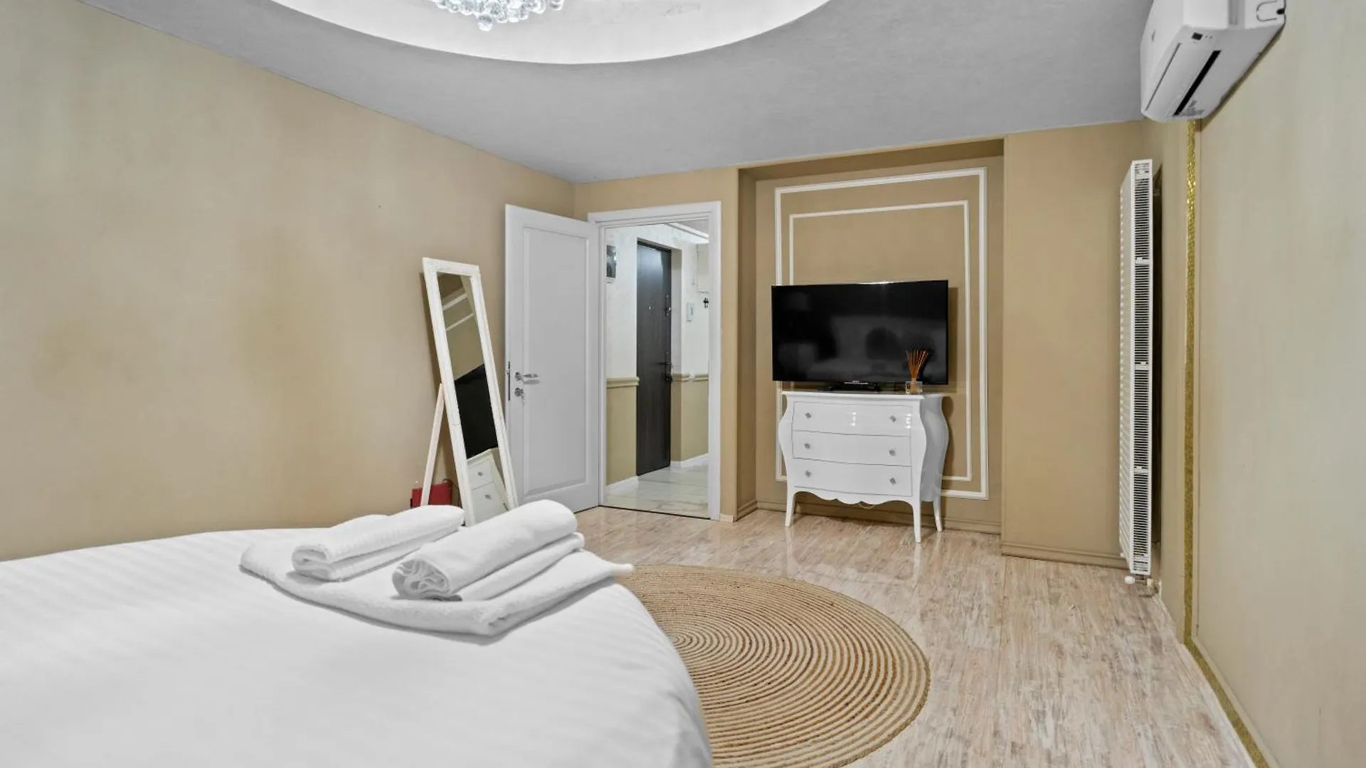 Classic Luxury At Bucharest Mall Apartment