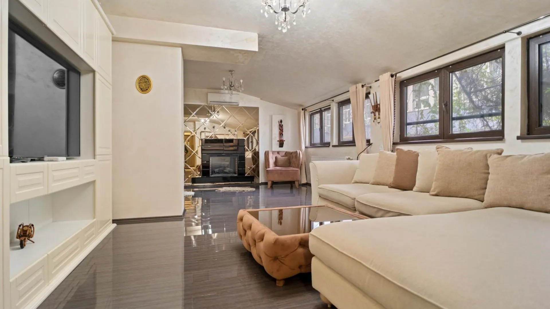 Classic Luxury At Bucharest Mall Apartment